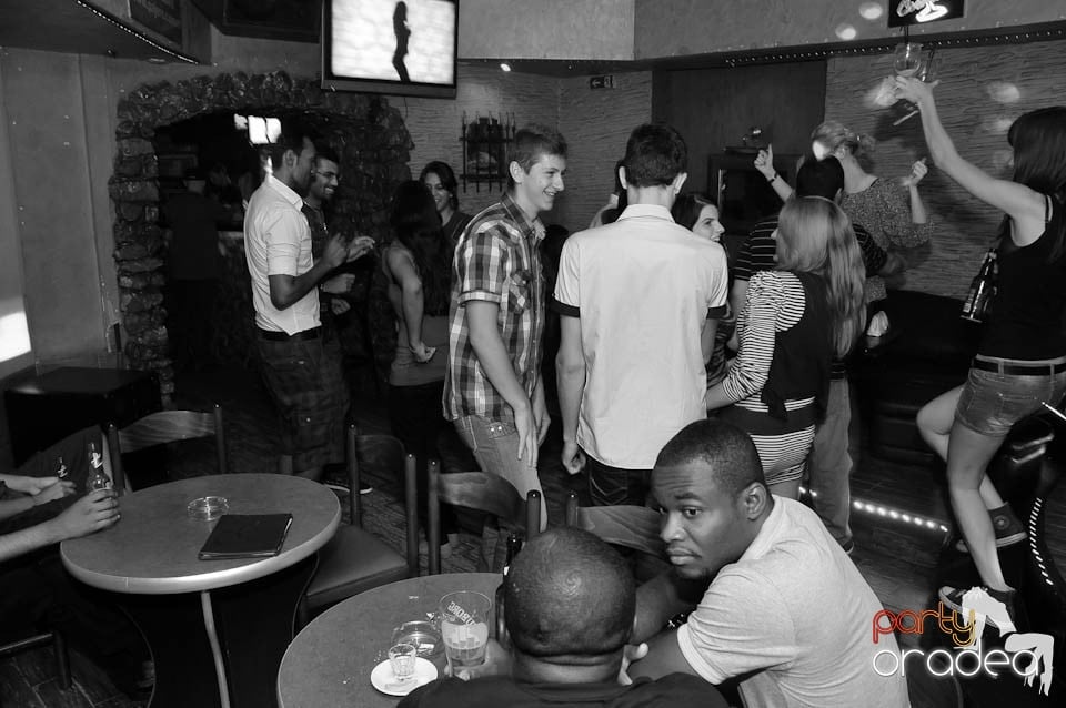 Începe distracţia în Club Downtown, 