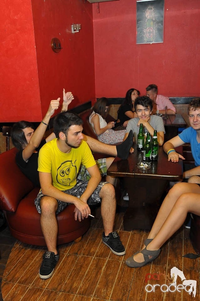 Începe distracţia în Club Downtown, 