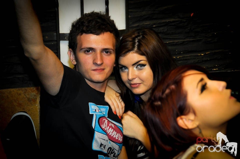 Începe distracţia în Club Downtown, 