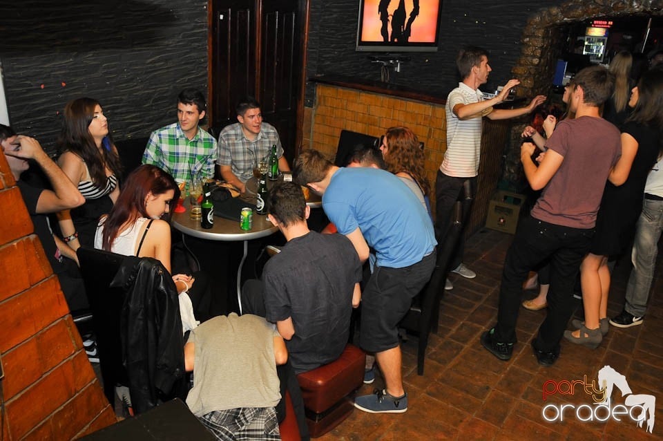 Începe distracţia în Club Downtown, 