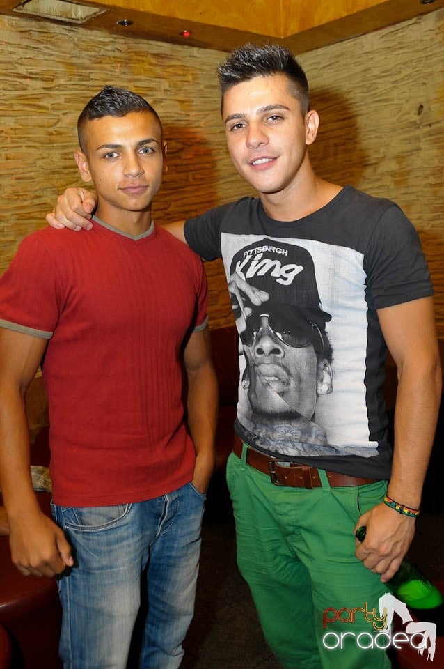 Începe distracţia în Club Downtown, 