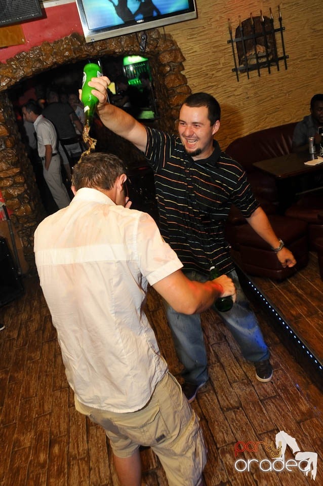 Începe distracţia în Club Downtown, 