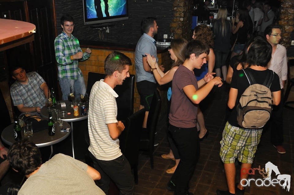 Începe distracţia în Club Downtown, 