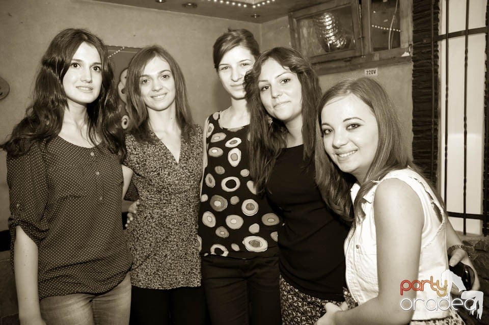 Începe distracţia în Club Downtown, 