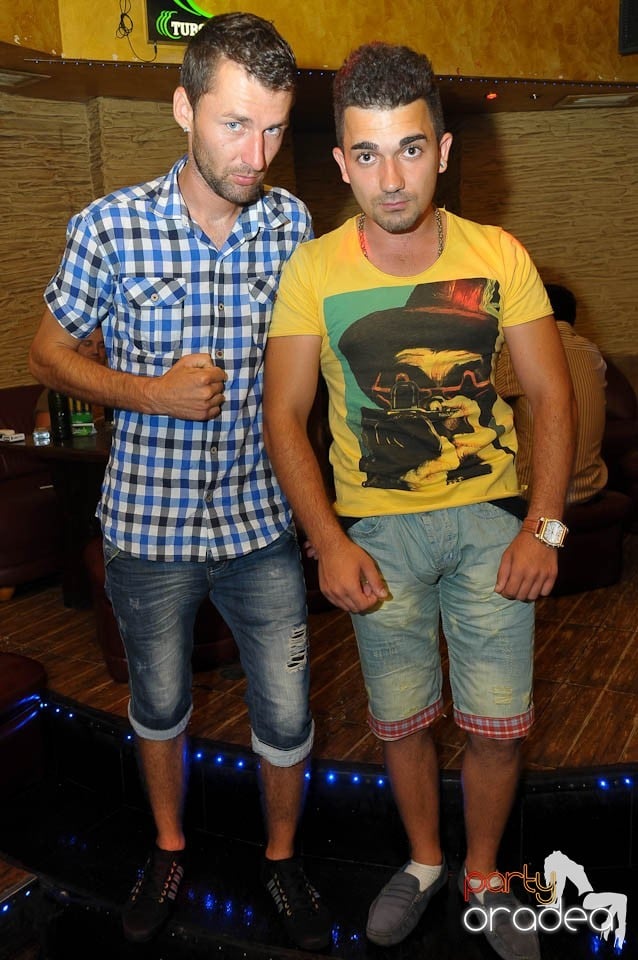Începe distracţia în Club Downtown, 