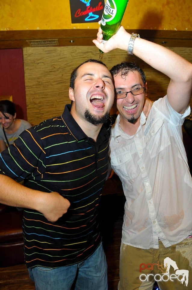 Începe distracţia în Club Downtown, 