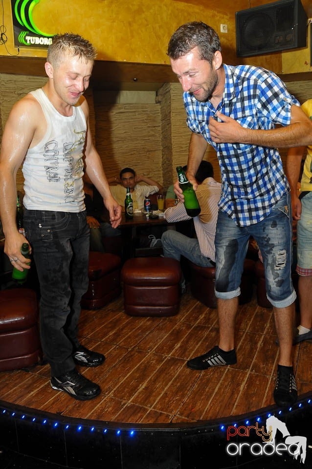 Începe distracţia în Club Downtown, 