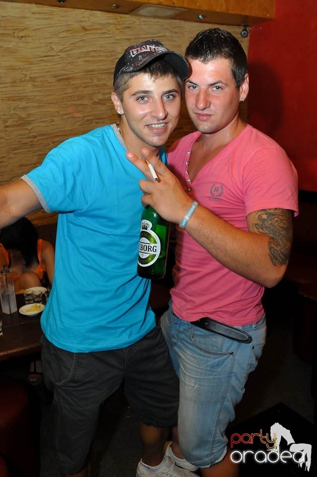 Începe distracţia în Club Downtown, 