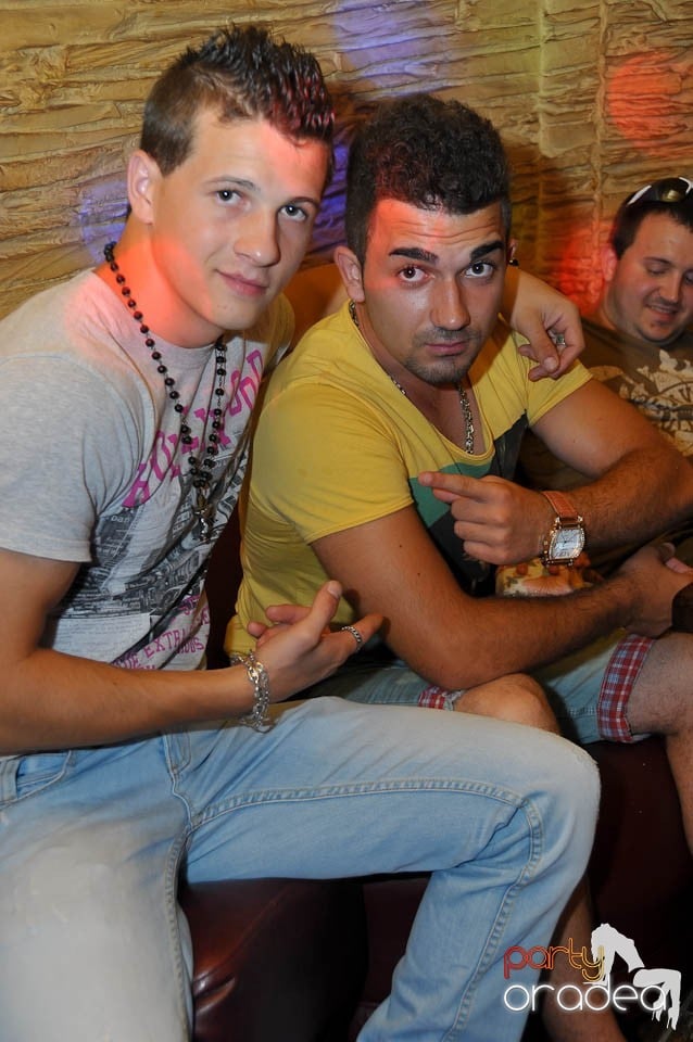 Începe distracţia în Club Downtown, 