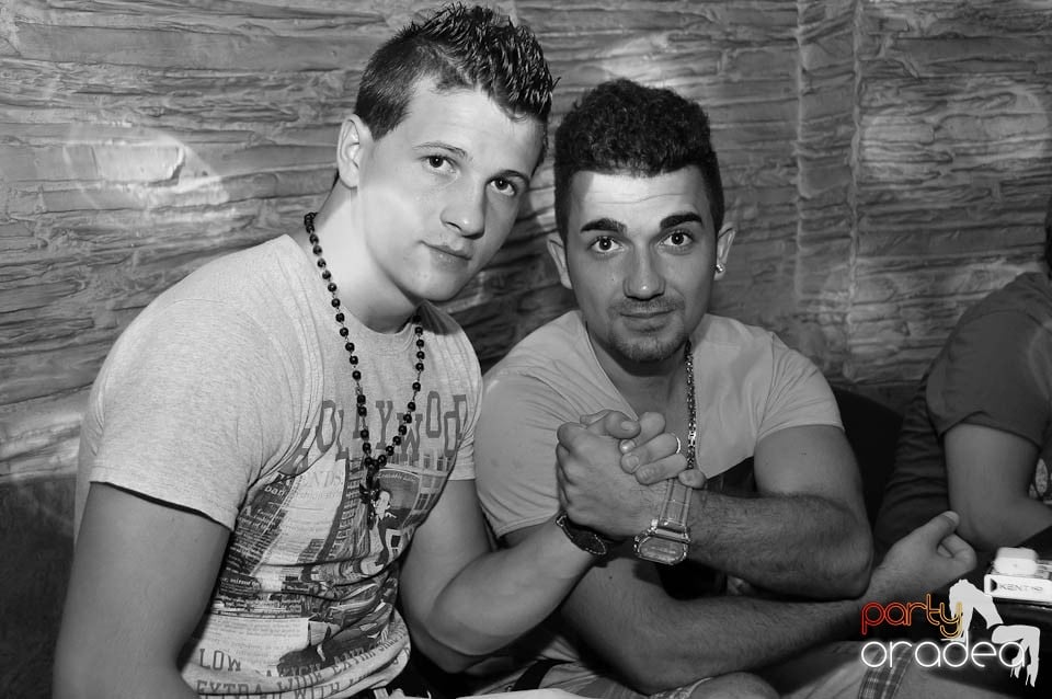 Începe distracţia în Club Downtown, 