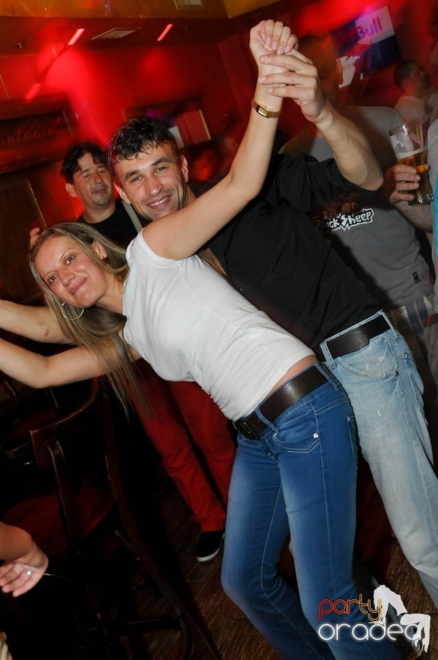 Începe distracţia în Club Downtown, 