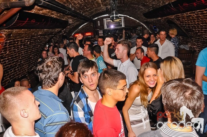 Începe weekendul în Club Escape, 