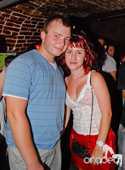 Începe weekendul în Club Escape, 