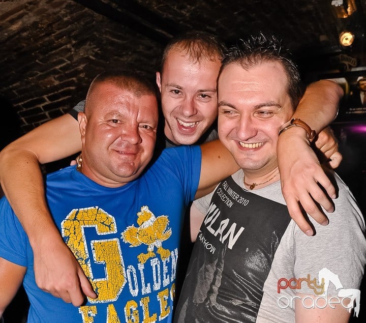 Începe weekendul în Club Escape, 