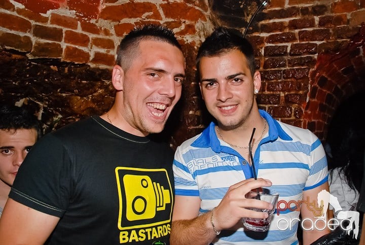 Începe weekendul în Club Escape, 