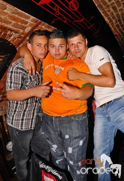 Începe weekendul în Club Escape, 