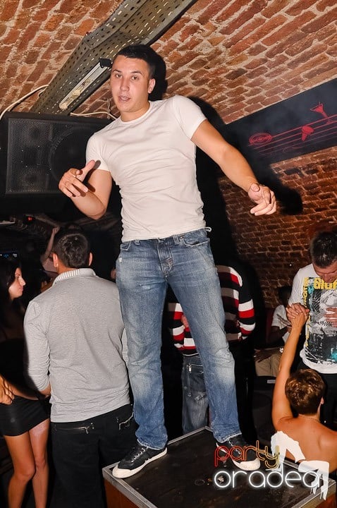 Începe weekendul în Club Escape, 