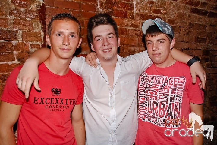 Începe weekendul în Club Escape, 