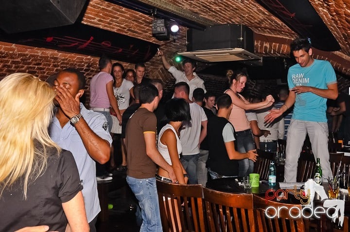 Începe weekendul în Club Escape, 