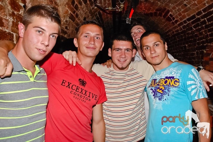 Începe weekendul în Club Escape, 