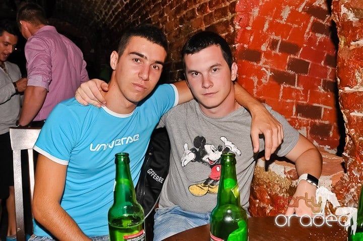 Începe weekendul în Club Escape, 