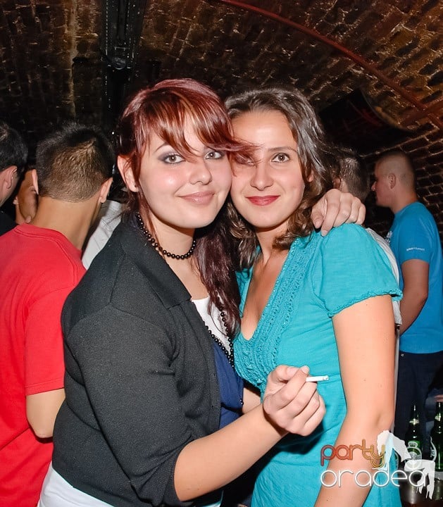 Începe weekendul în Club Escape, 