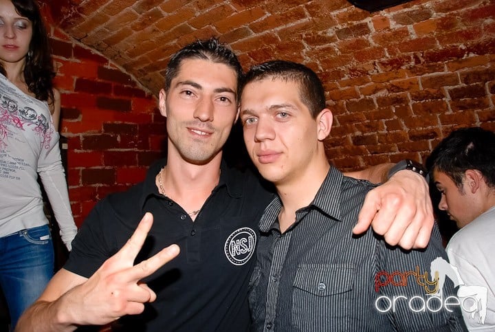 Începe weekendul în Club Escape, 