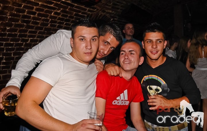 Începe weekendul în Club Escape, 