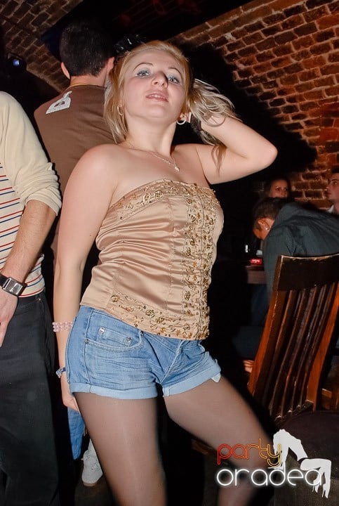 Începe weekendul în Club Escape, 