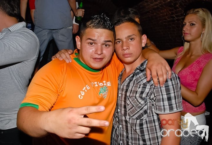 Începe weekendul în Club Escape, 