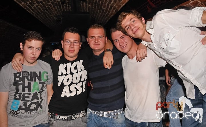 Începe weekendul în Club Escape, 