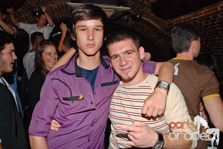 Începe weekendul în Club Escape, 