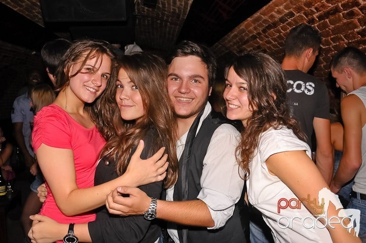 Începe weekendul în Club Escape, 