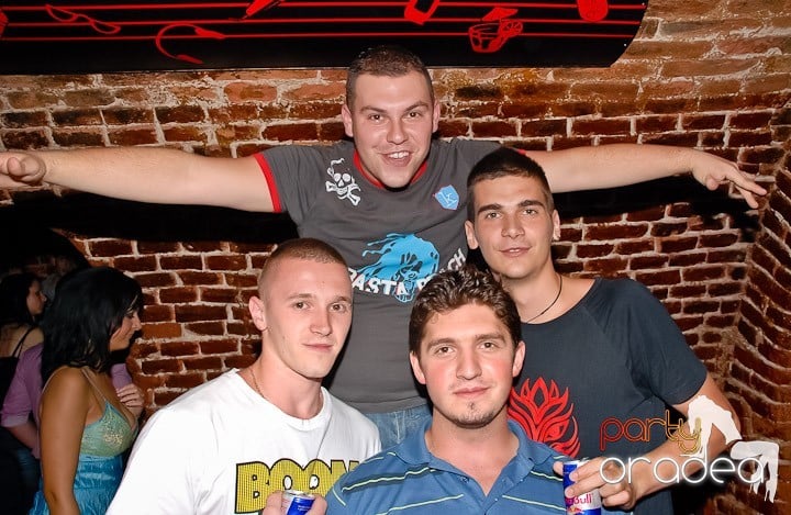 Începe weekendul în Club Escape, 