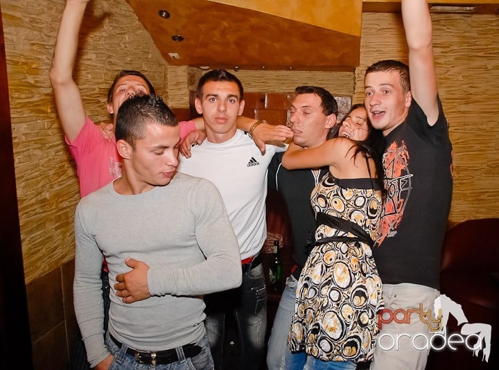 It's party time în Downtown, 