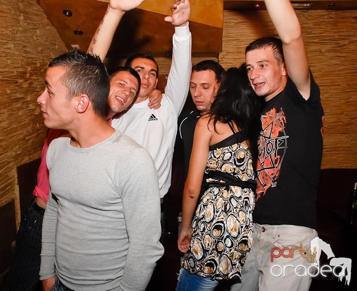 It's party time în Downtown, 