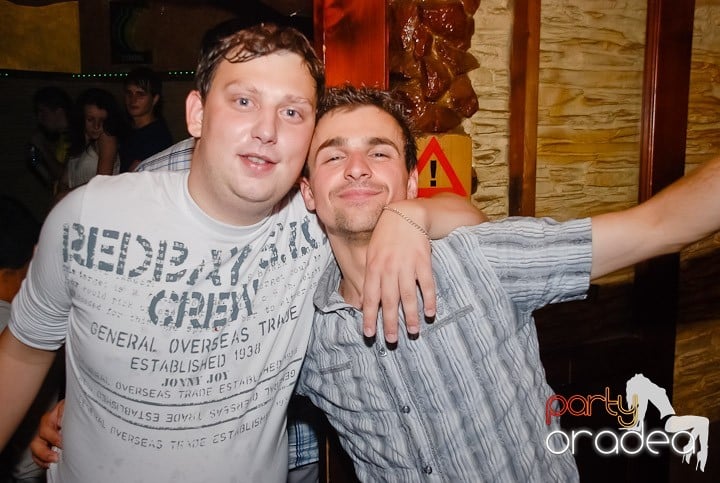 It's party time în Downtown, 