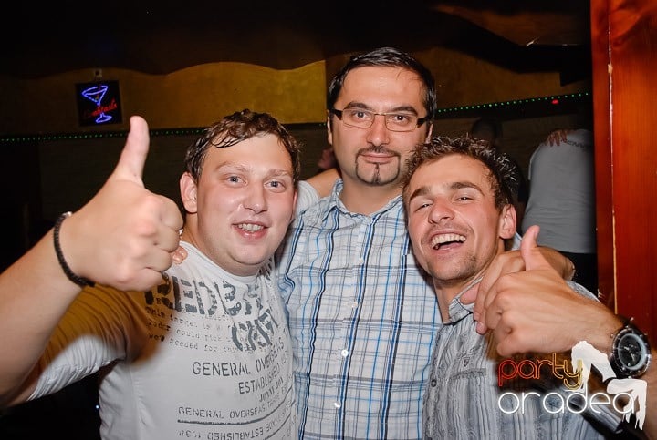 It's party time în Downtown, 