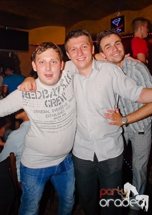 It's party time în Downtown, 