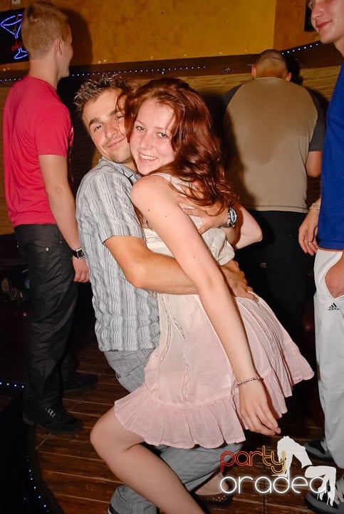 It's party time în Downtown, 