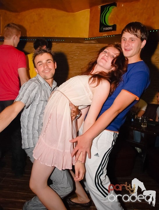 It's party time în Downtown, 