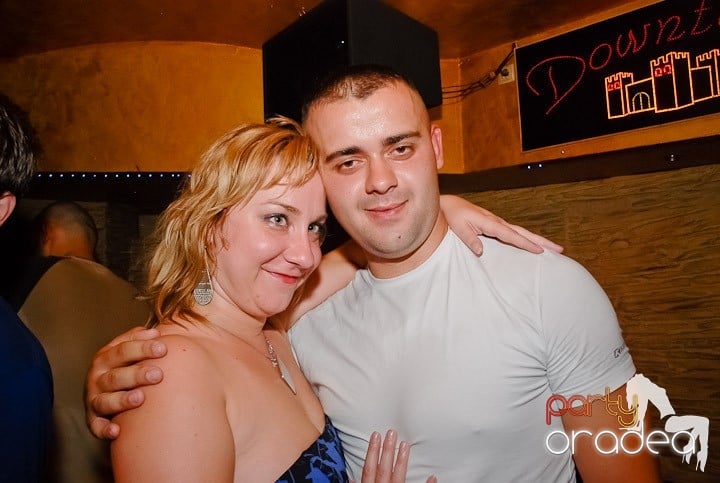 It's party time în Downtown, 