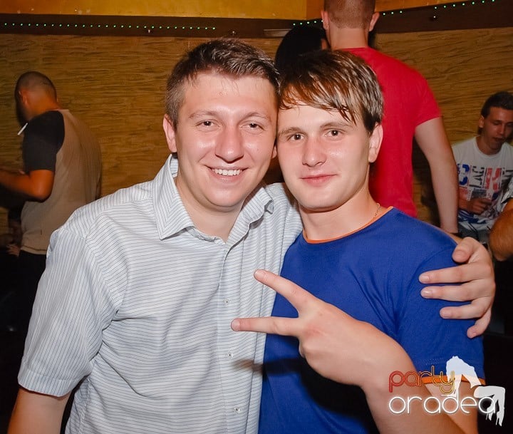 It's party time în Downtown, 