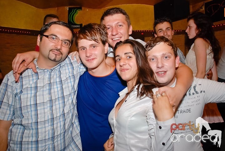 It's party time în Downtown, 