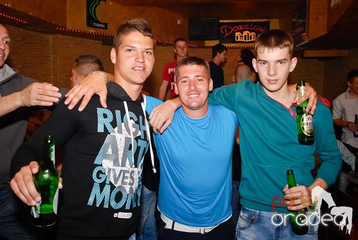 It's party time în Downtown, 