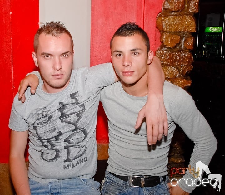 It's party time în Downtown, 