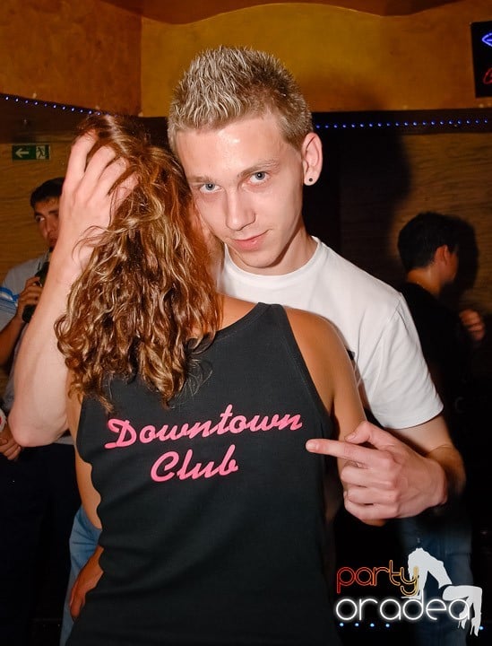 It's party time în Downtown, 