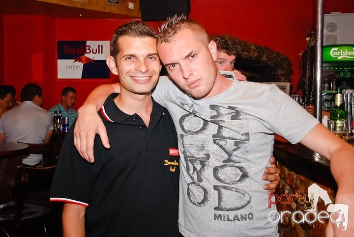 It's party time în Downtown, 