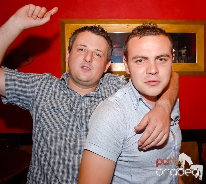 It's party time în Downtown, 