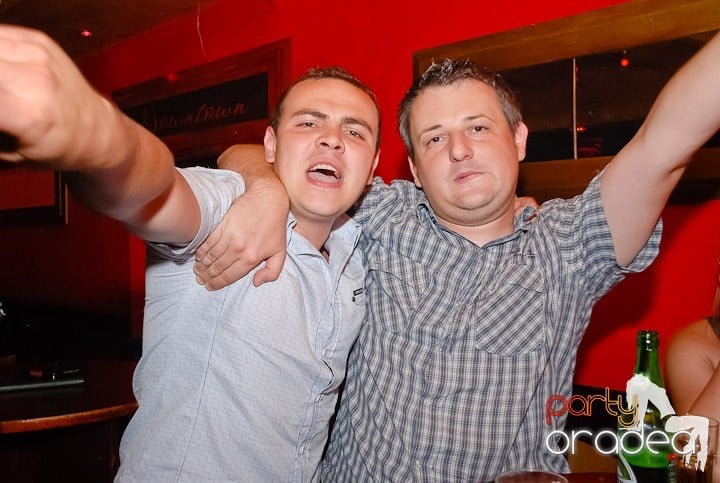 It's party time în Downtown, 